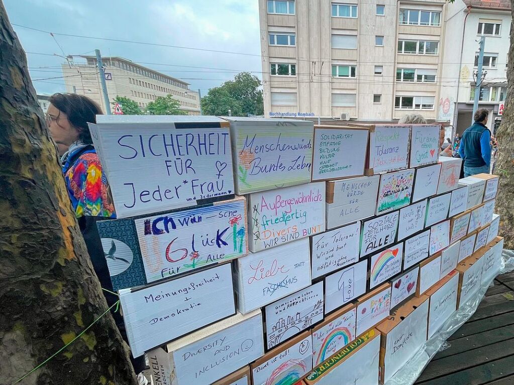 Rund 10.000 Teilnehmende gingen am Sonntag in Freiburg bei der Demonstration gegen Rechtsextremismus auf die Strae.