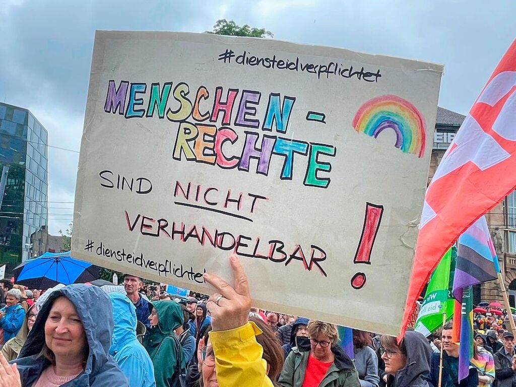 Rund 10.000 Teilnehmende gingen am Sonntag in Freiburg bei der Demonstration gegen Rechtsextremismus auf die Strae.