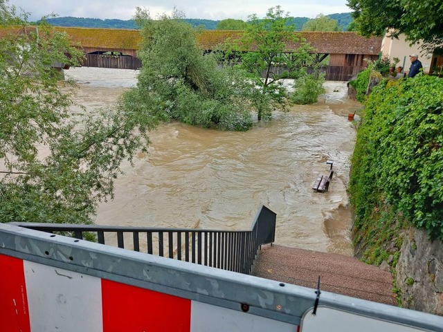 Das Hochwasser in anderen Gebieten Deu...g wurde nur noch durch den Regen nass.  | Foto: Axel Kremp