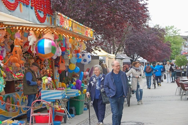 Auch bei nasskaltem Wetter bummelten  die  Menschen durch das Fest.  | Foto: Petra Wunderle