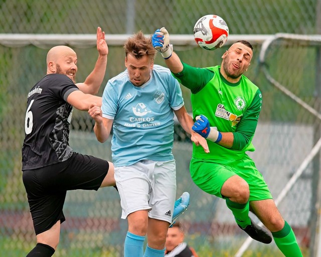 Augen zu und durch: Titisees Tobias Gu...8220; durch den FC Tannheim erwehren.   | Foto: Wolfgang Scheu