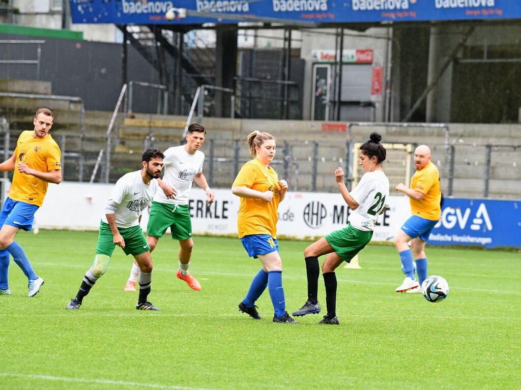 Mit viel Engagement ging es fr Teams und Zuschauer im Dreisamstadion zur Sache.