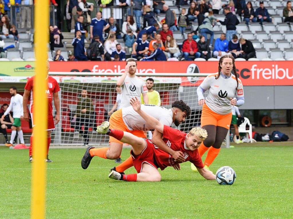 Mit viel Engagement ging es fr Teams und Zuschauer im Dreisamstadion zur Sache.