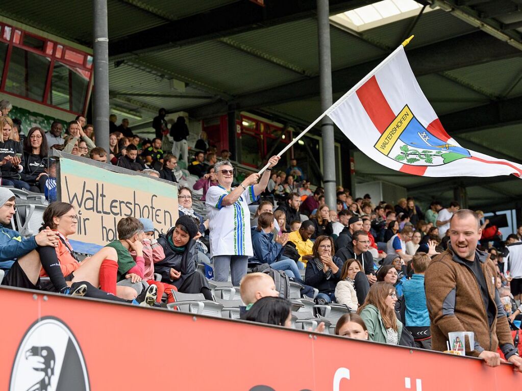 Mit viel Engagement ging es fr Teams und Zuschauer im Dreisamstadion zur Sache.