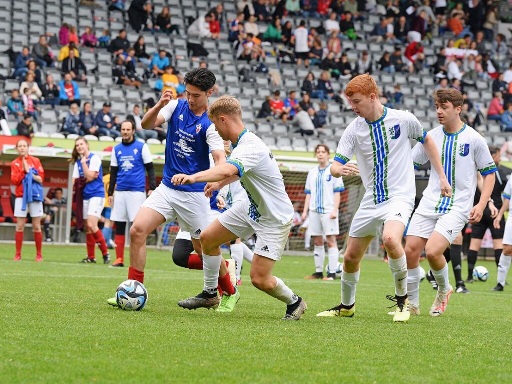 Mit viel Engagement ging es fr Teams und Zuschauer im Dreisamstadion zur Sache.