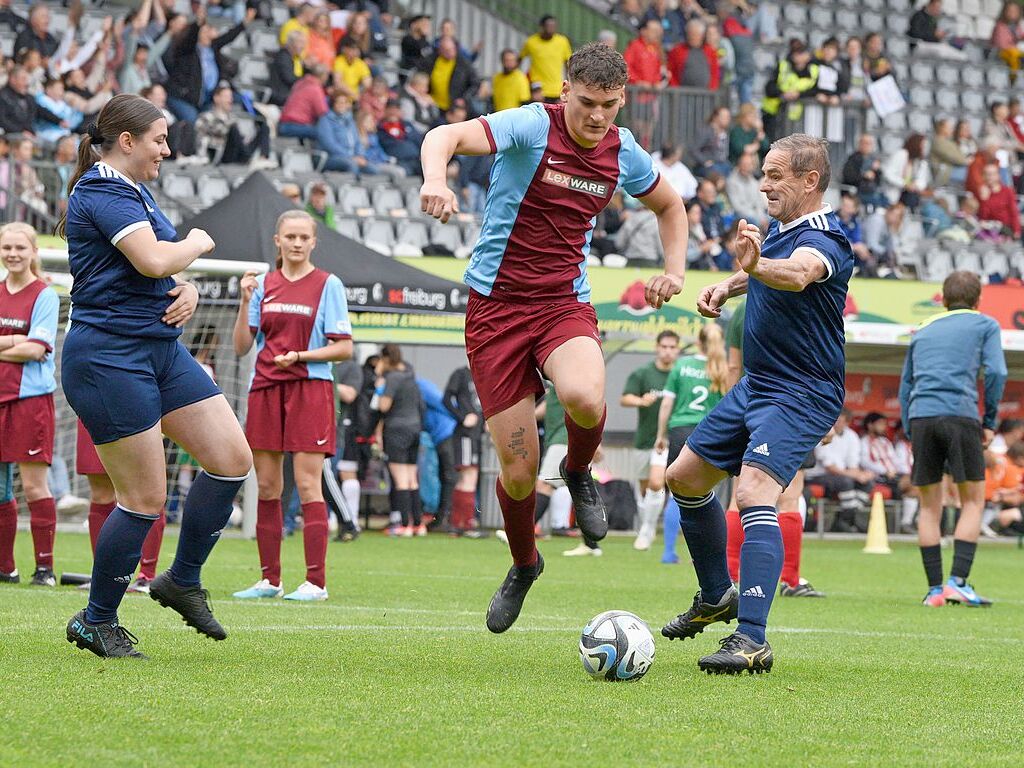 Mit viel Engagement ging es fr Teams und Zuschauer im Dreisamstadion zur Sache.