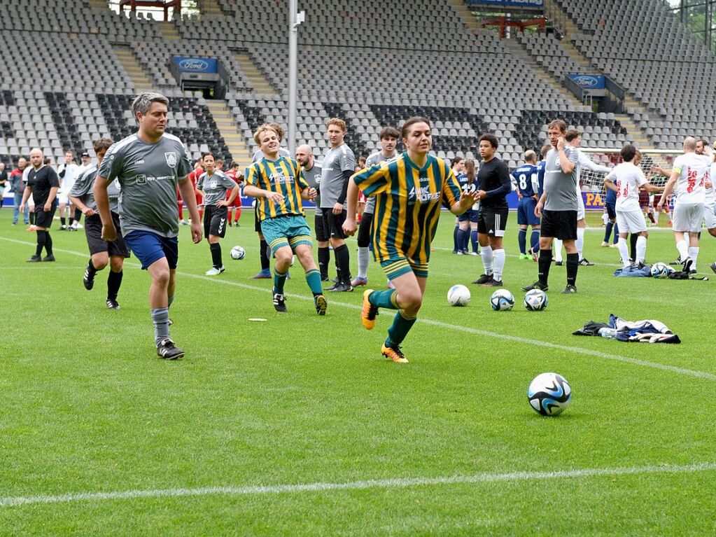 Mit viel Engagement ging es fr Teams und Zuschauer im Dreisamstadion zur Sache.