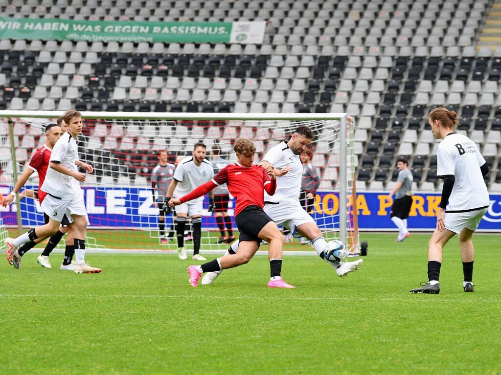 Mit viel Engagement ging es fr Teams und Zuschauer im Dreisamstadion zur Sache.