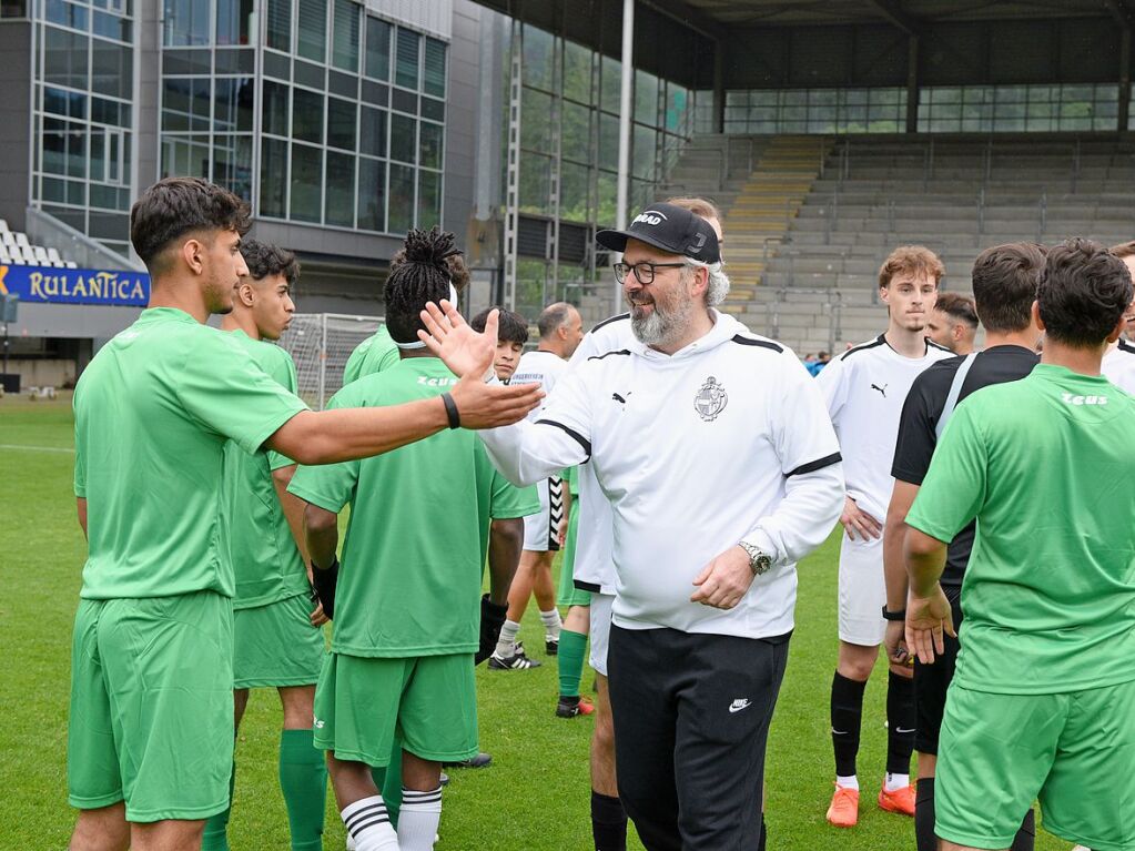 Mit viel Engagement ging es fr Teams und Zuschauer im Dreisamstadion zur Sache.