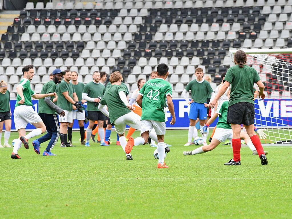 Mit viel Engagement ging es fr Teams und Zuschauer im Dreisamstadion zur Sache.