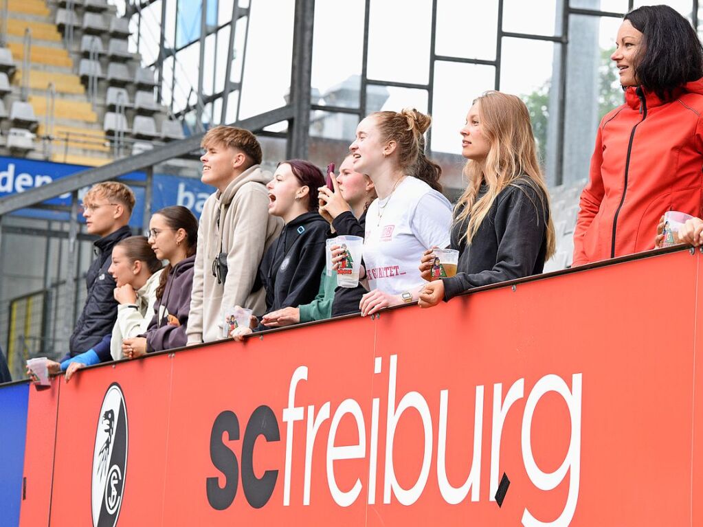 Mit viel Engagement ging es fr Teams und Zuschauer im Dreisamstadion zur Sache.