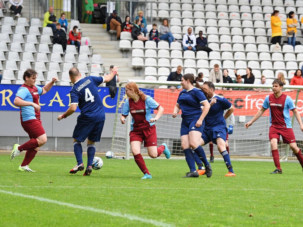 Mit viel Engagement ging es fr Teams und Zuschauer im Dreisamstadion zur Sache.