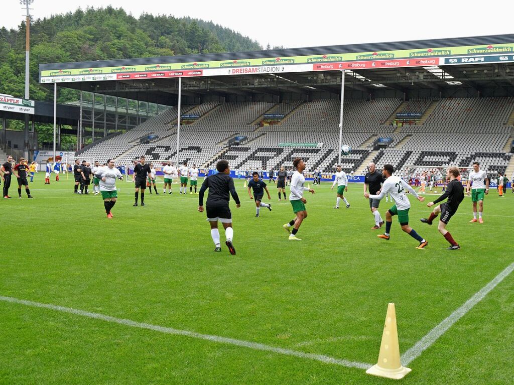 Mit viel Engagement ging es fr Teams und Zuschauer im Dreisamstadion zur Sache.