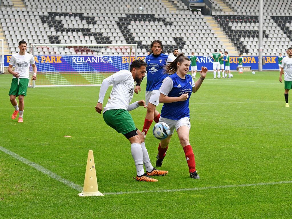 Mit viel Engagement ging es fr Teams und Zuschauer im Dreisamstadion zur Sache.