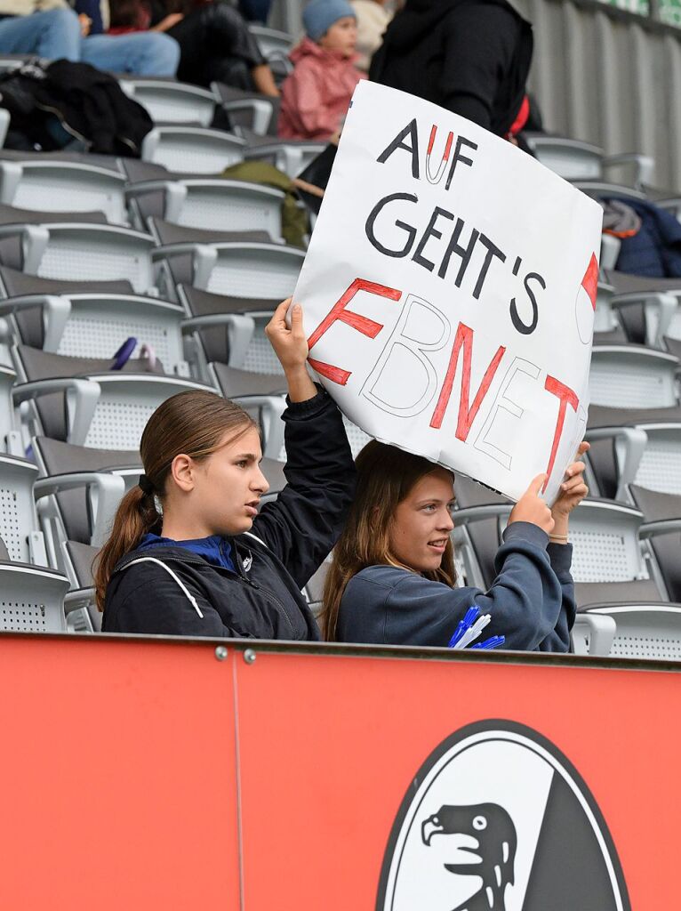 Mit viel Engagement ging es fr Teams und Zuschauer im Dreisamstadion zur Sache.