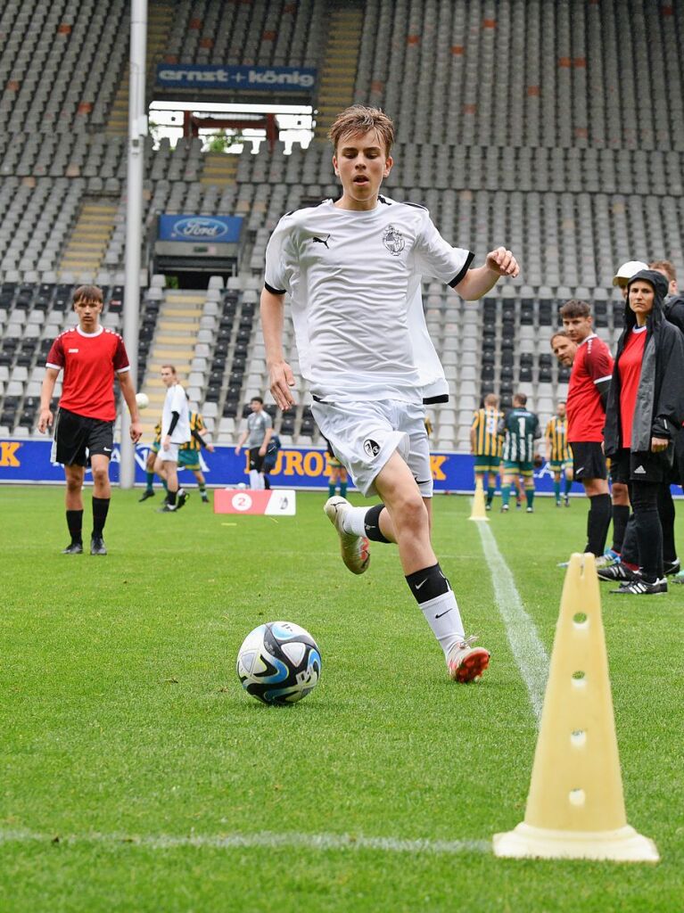 Mit viel Engagement ging es fr Teams und Zuschauer im Dreisamstadion zur Sache.