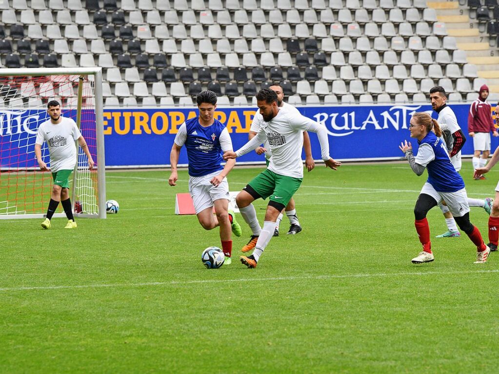 Mit viel Engagement ging es fr Teams und Zuschauer im Dreisamstadion zur Sache.