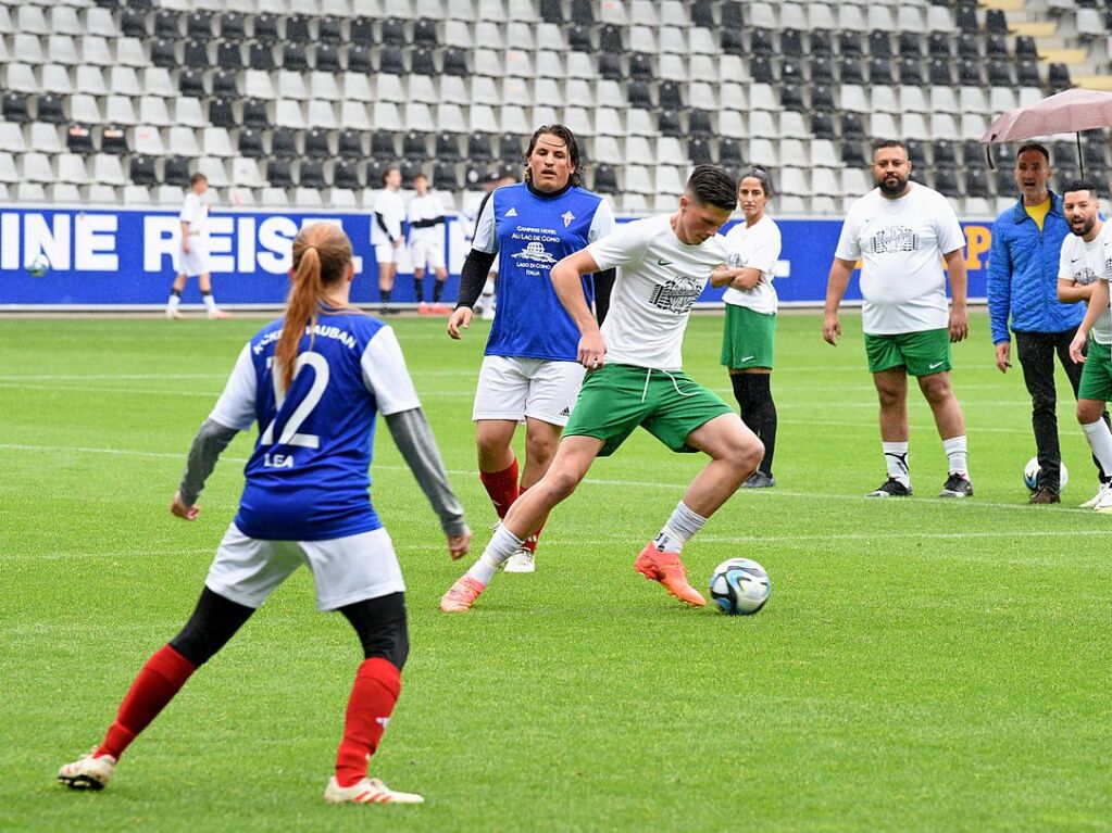 Mit viel Engagement ging es fr Teams und Zuschauer im Dreisamstadion zur Sache.