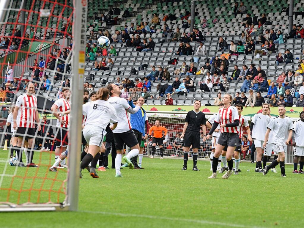 Mit viel Engagement ging es fr Teams und Zuschauer im Dreisamstadion zur Sache.