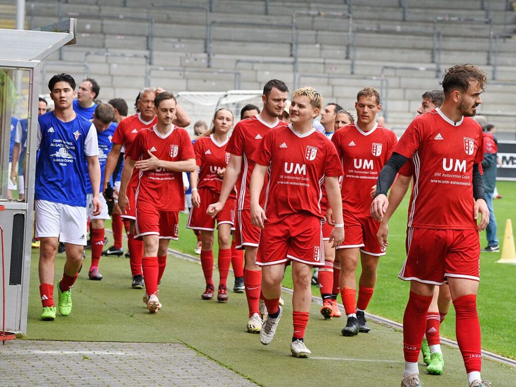 Mit viel Engagement ging es fr Teams und Zuschauer im Dreisamstadion zur Sache.