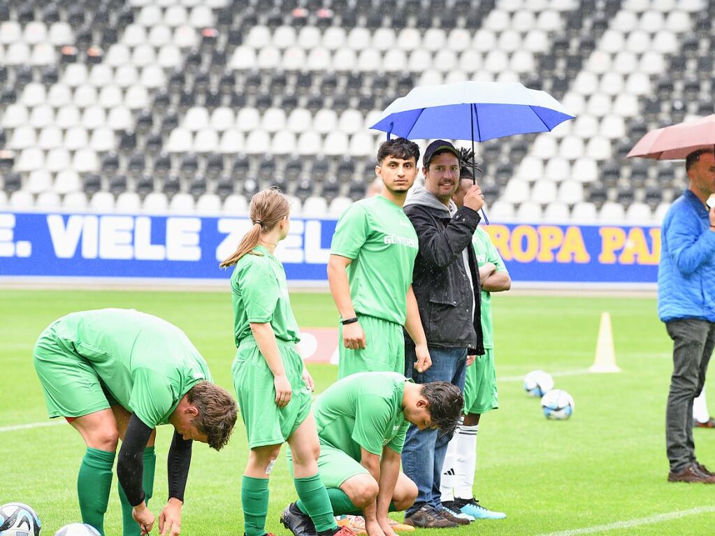 Mit viel Engagement ging es fr Teams und Zuschauer im Dreisamstadion zur Sache.