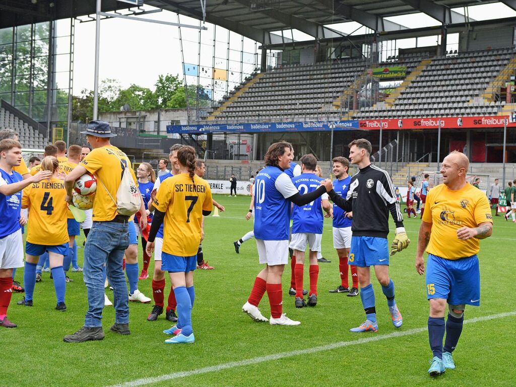 Mit viel Engagement ging es fr Teams und Zuschauer im Dreisamstadion zur Sache.