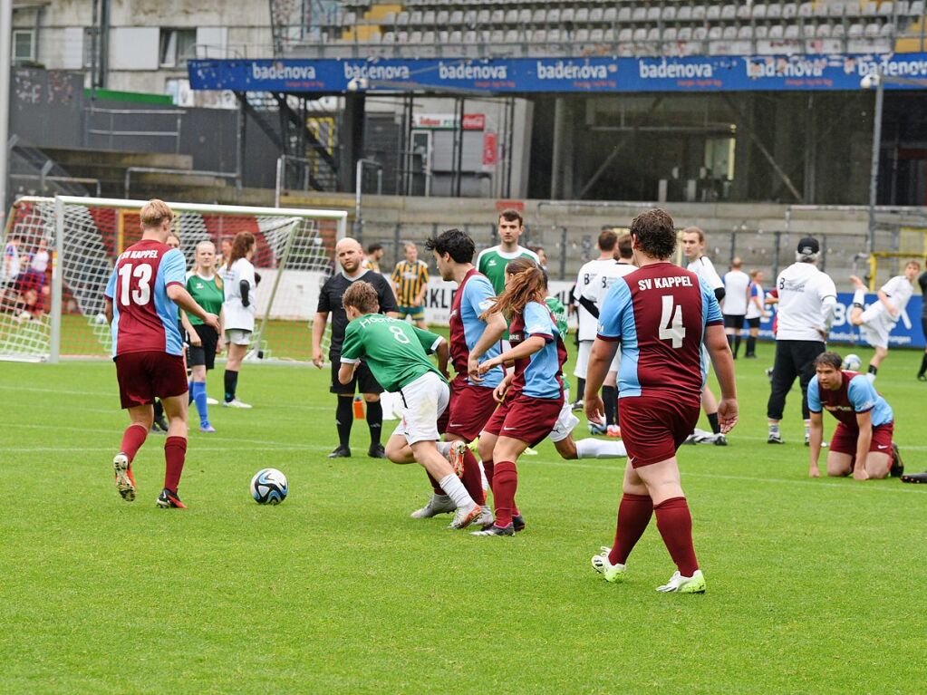 Mit viel Engagement ging es fr Teams und Zuschauer im Dreisamstadion zur Sache.