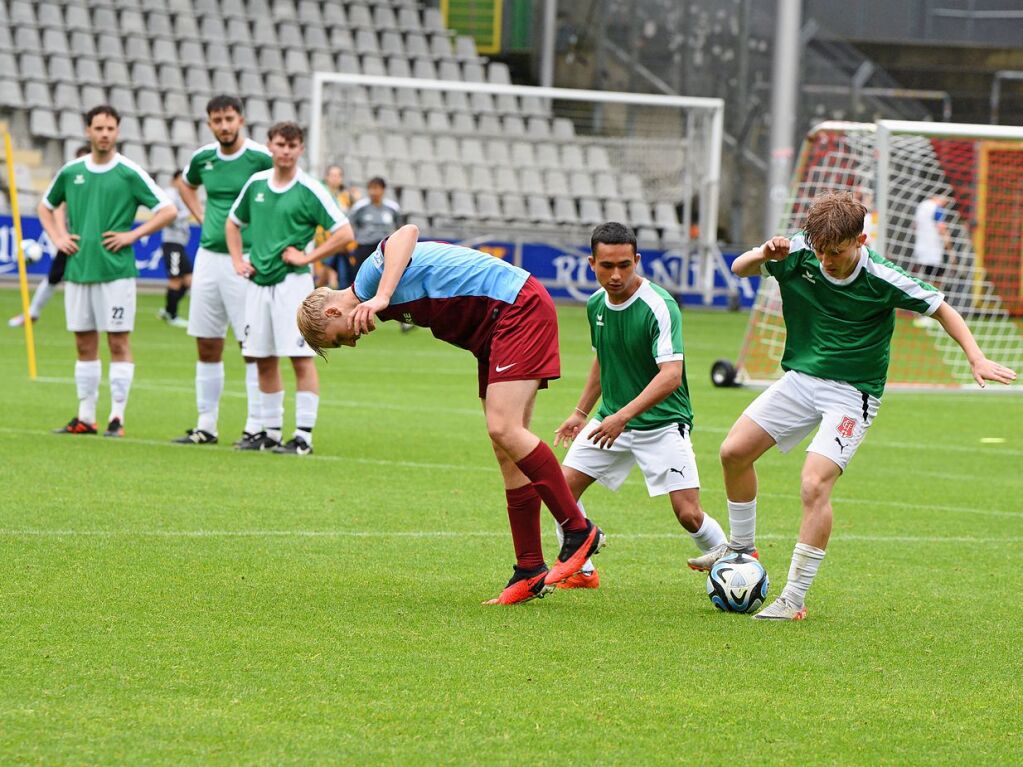 Mit viel Engagement ging es fr Teams und Zuschauer im Dreisamstadion zur Sache.