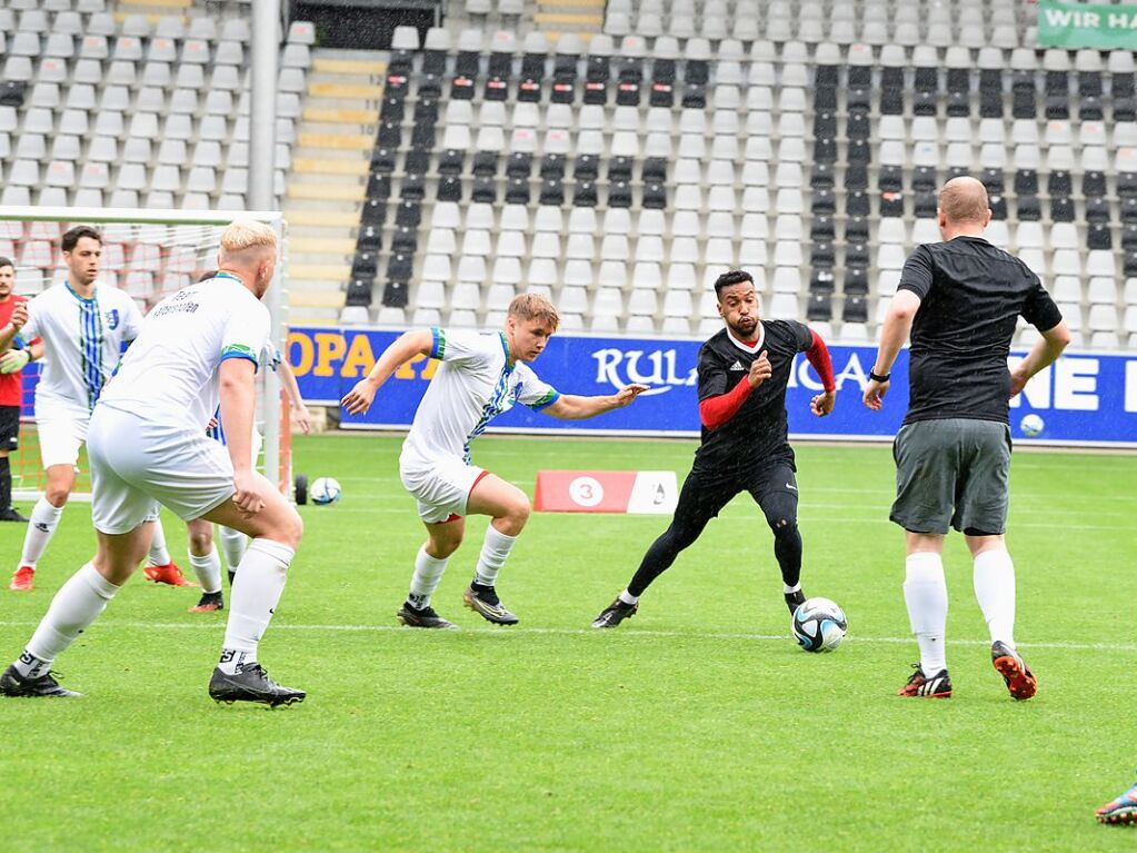 Mit viel Engagement ging es fr Teams und Zuschauer im Dreisamstadion zur Sache.