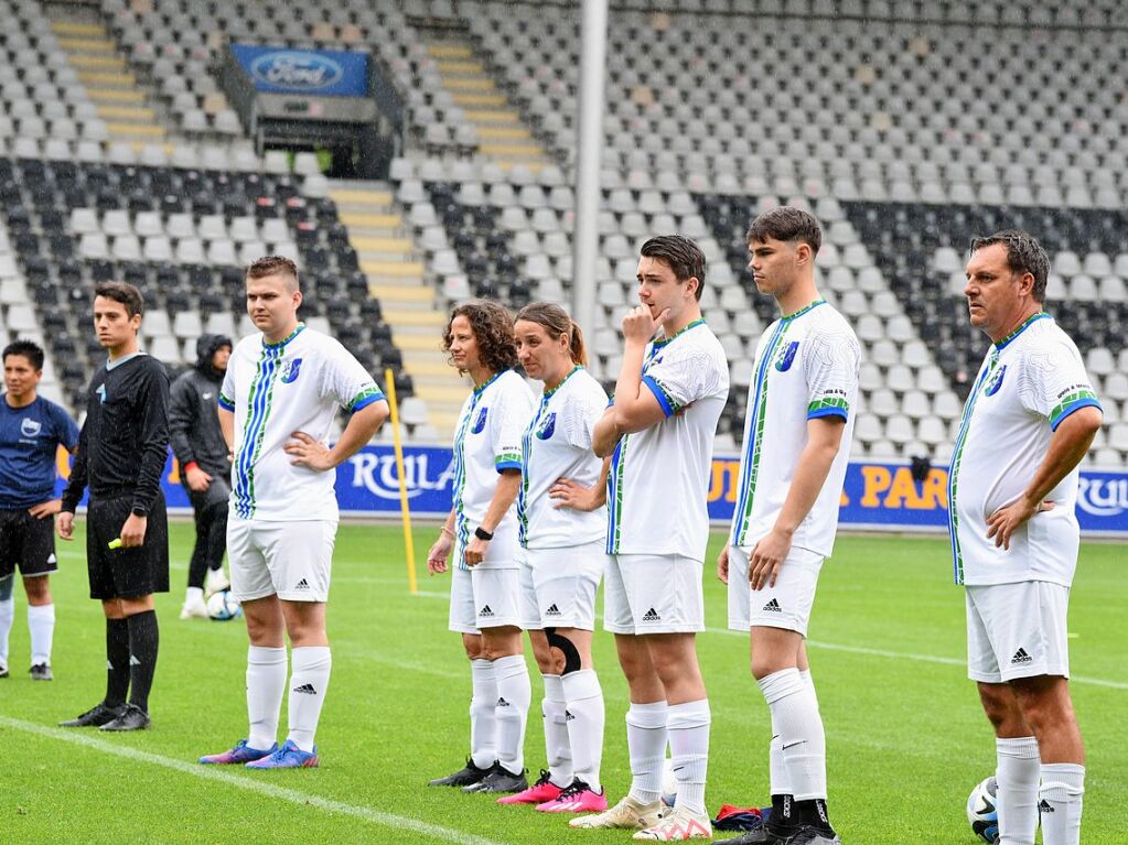 Mit viel Engagement ging es fr Teams und Zuschauer im Dreisamstadion zur Sache.