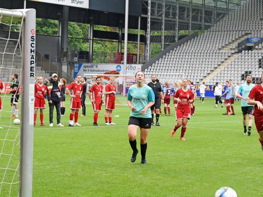 Mit viel Engagement ging es fr Teams und Zuschauer im Dreisamstadion zur Sache.