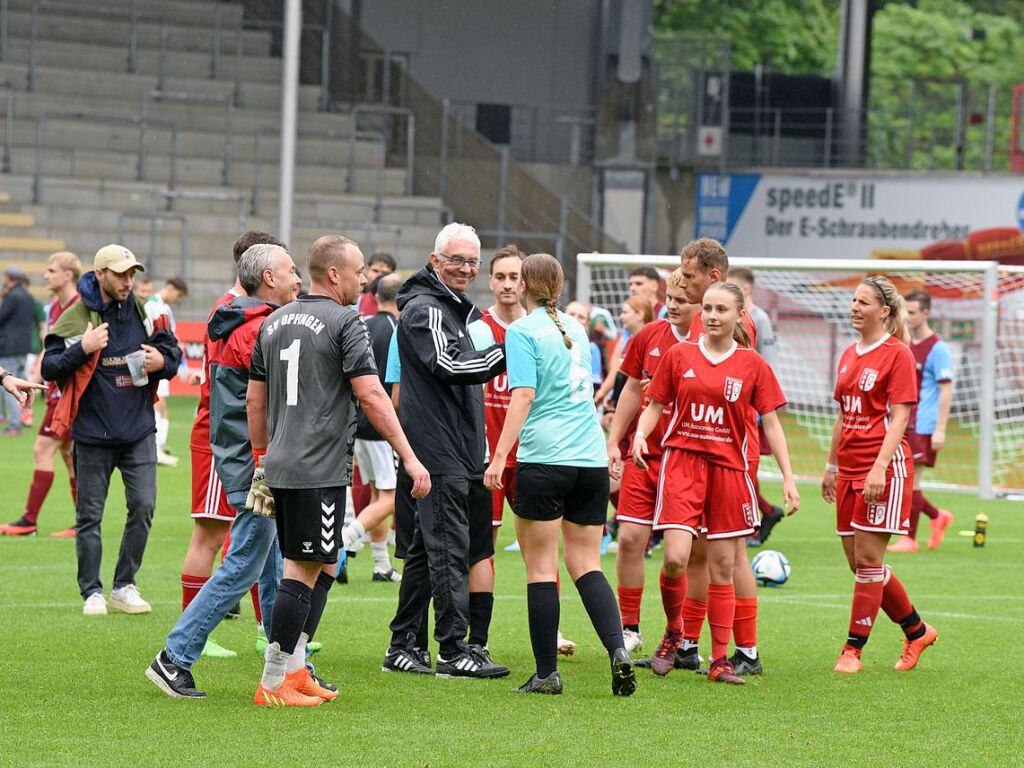 Mit viel Engagement ging es fr Teams und Zuschauer im Dreisamstadion zur Sache.