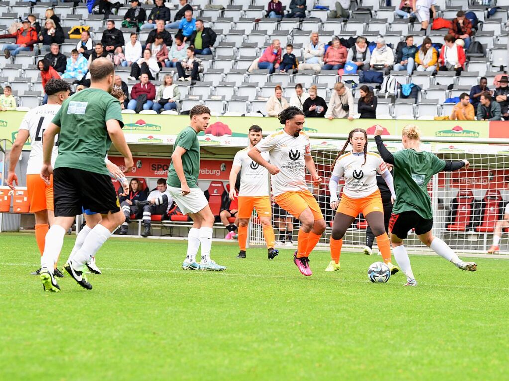 Mit viel Engagement ging es fr Teams und Zuschauer im Dreisamstadion zur Sache.