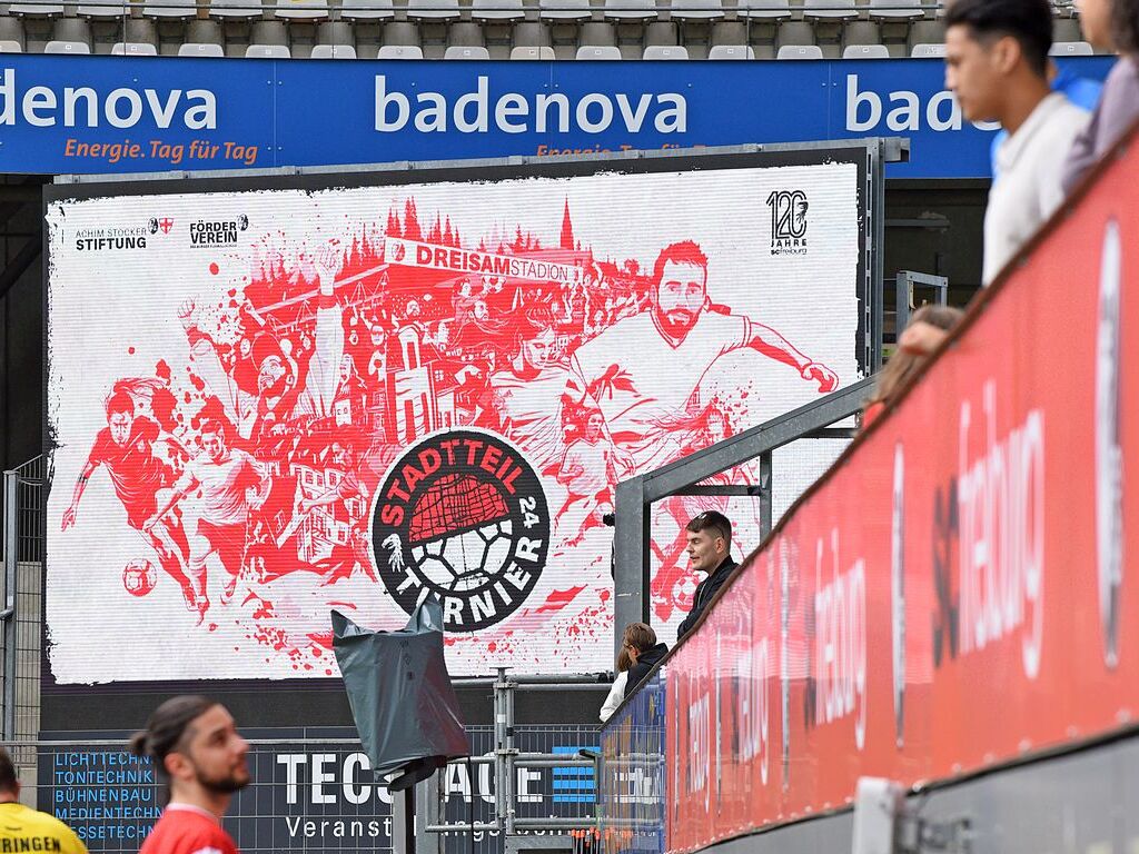 Mit viel Engagement ging es fr Teams und Zuschauer im Dreisamstadion zur Sache.