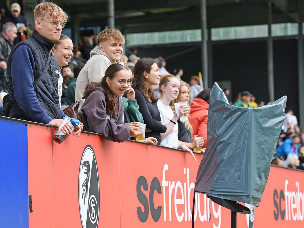 Mit viel Engagement ging es fr Teams und Zuschauer im Dreisamstadion zur Sache.