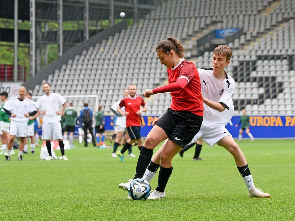 Mit viel Engagement ging es fr Teams und Zuschauer im Dreisamstadion zur Sache.