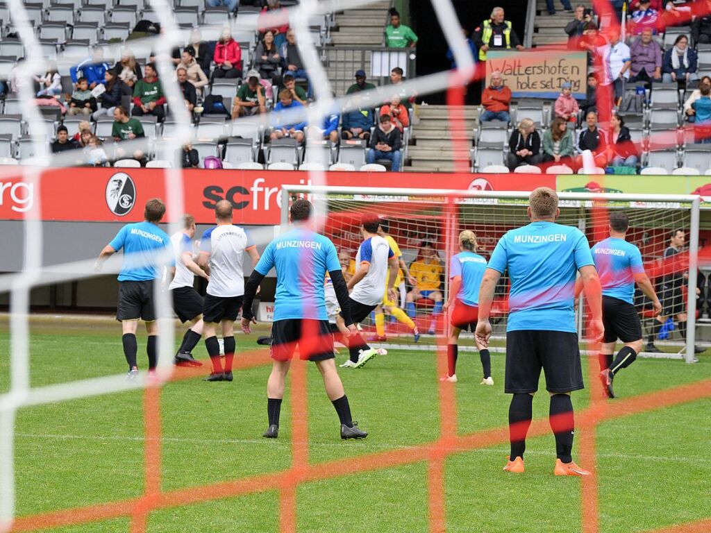 Mit viel Engagement ging es fr Teams und Zuschauer im Dreisamstadion zur Sache.