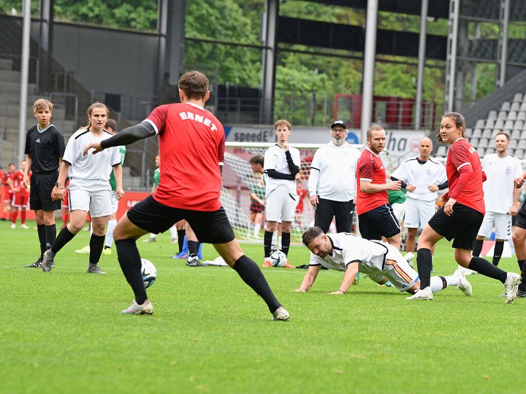 Mit viel Engagement ging es fr Teams und Zuschauer im Dreisamstadion zur Sache.