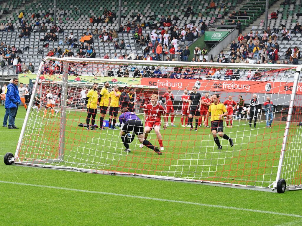 Mit viel Engagement ging es fr Teams und Zuschauer im Dreisamstadion zur Sache.