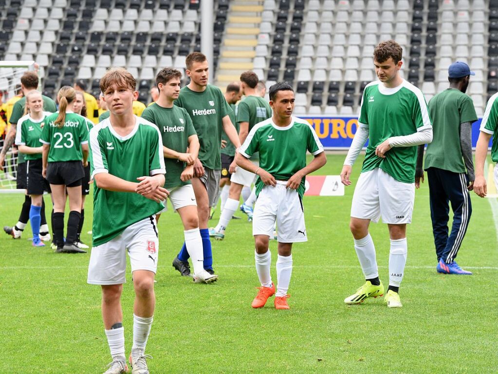 Mit viel Engagement ging es fr Teams und Zuschauer im Dreisamstadion zur Sache.