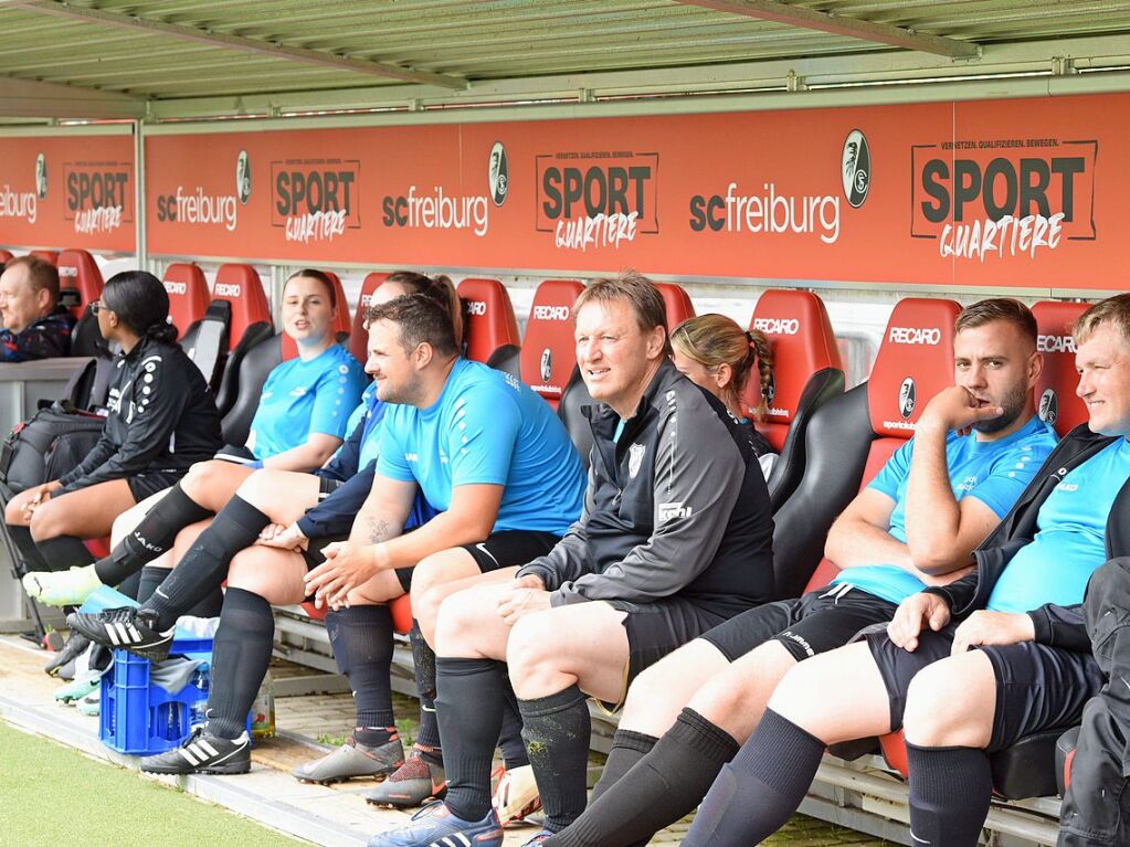 Mit viel Engagement ging es fr Teams und Zuschauer im Dreisamstadion zur Sache.