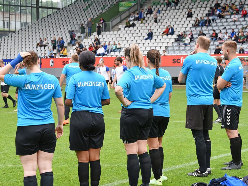 Mit viel Engagement ging es fr Teams und Zuschauer im Dreisamstadion zur Sache.