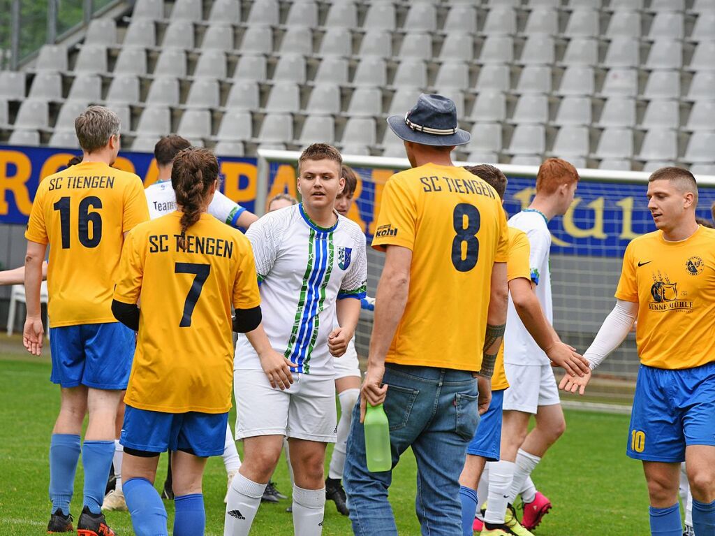 Mit viel Engagement ging es fr Teams und Zuschauer im Dreisamstadion zur Sache.