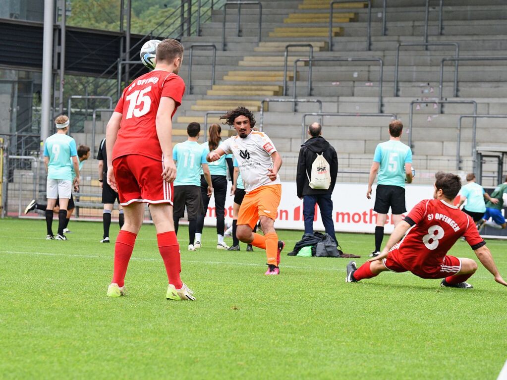 Mit viel Engagement ging es fr Teams und Zuschauer im Dreisamstadion zur Sache.