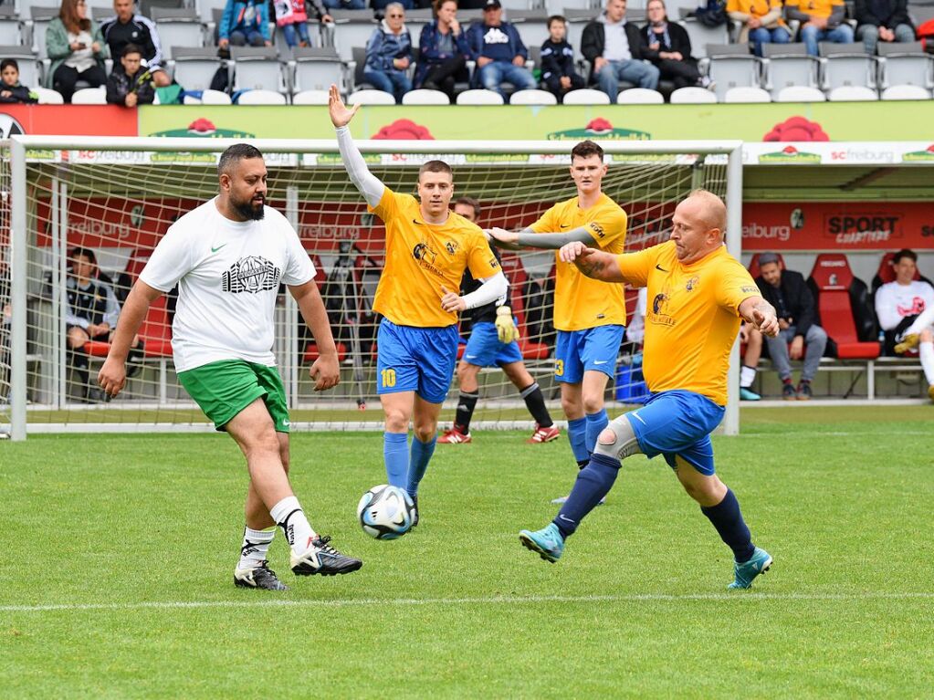 Mit viel Engagement ging es fr Teams und Zuschauer im Dreisamstadion zur Sache.