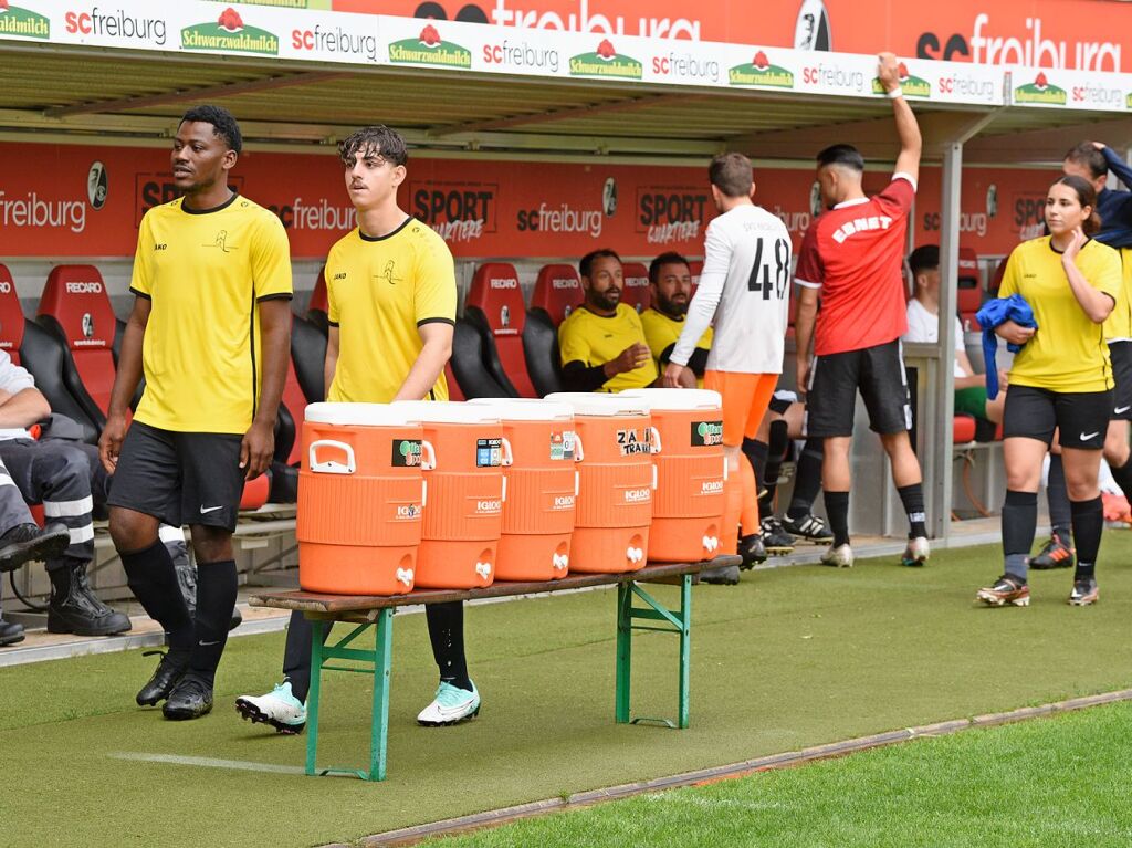 Mit viel Engagement ging es fr Teams und Zuschauer im Dreisamstadion zur Sache.