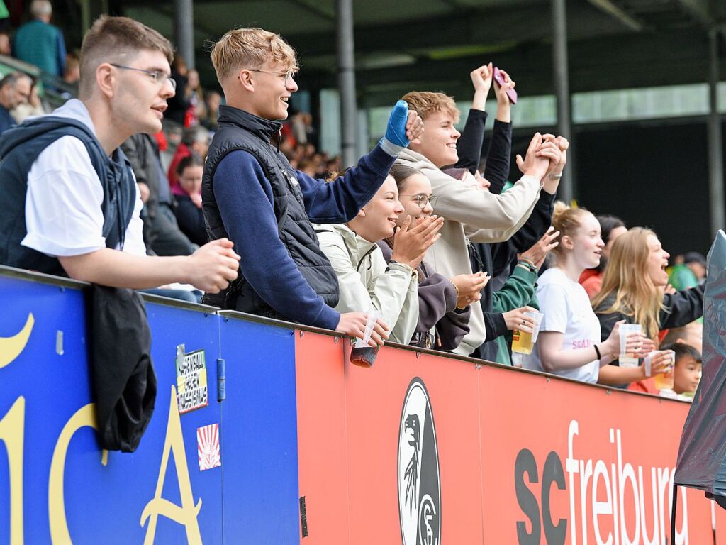 Mit viel Engagement ging es fr Teams und Zuschauer im Dreisamstadion zur Sache.