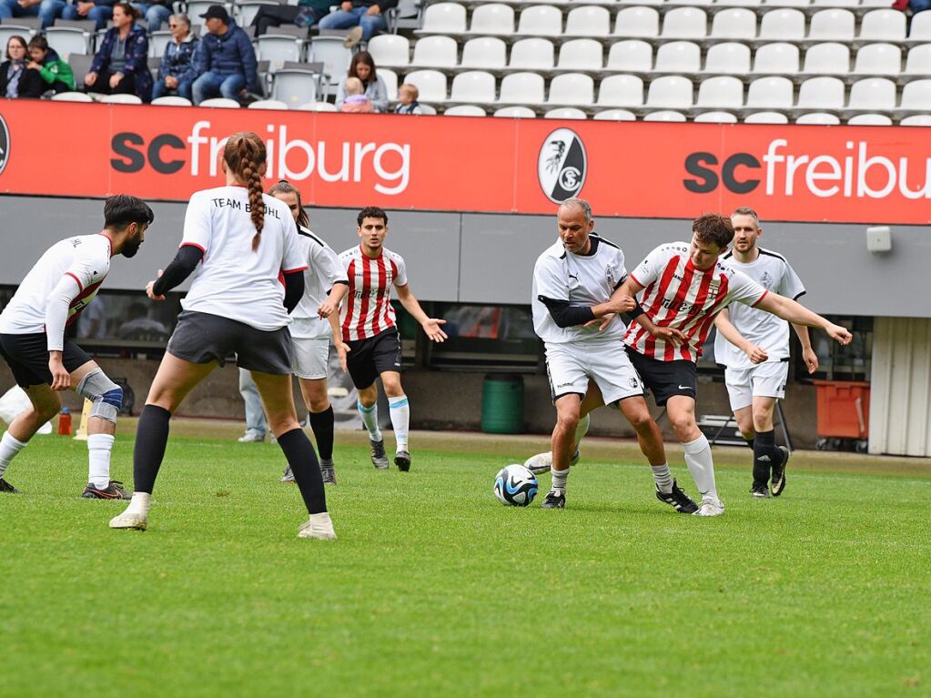 Mit viel Engagement ging es fr Teams und Zuschauer im Dreisamstadion zur Sache.