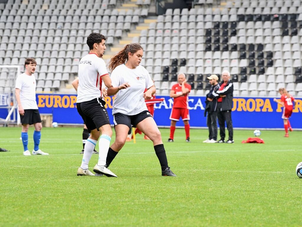 Mit viel Engagement ging es fr Teams und Zuschauer im Dreisamstadion zur Sache.