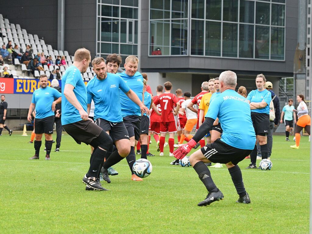 Mit viel Engagement ging es fr Teams und Zuschauer im Dreisamstadion zur Sache.